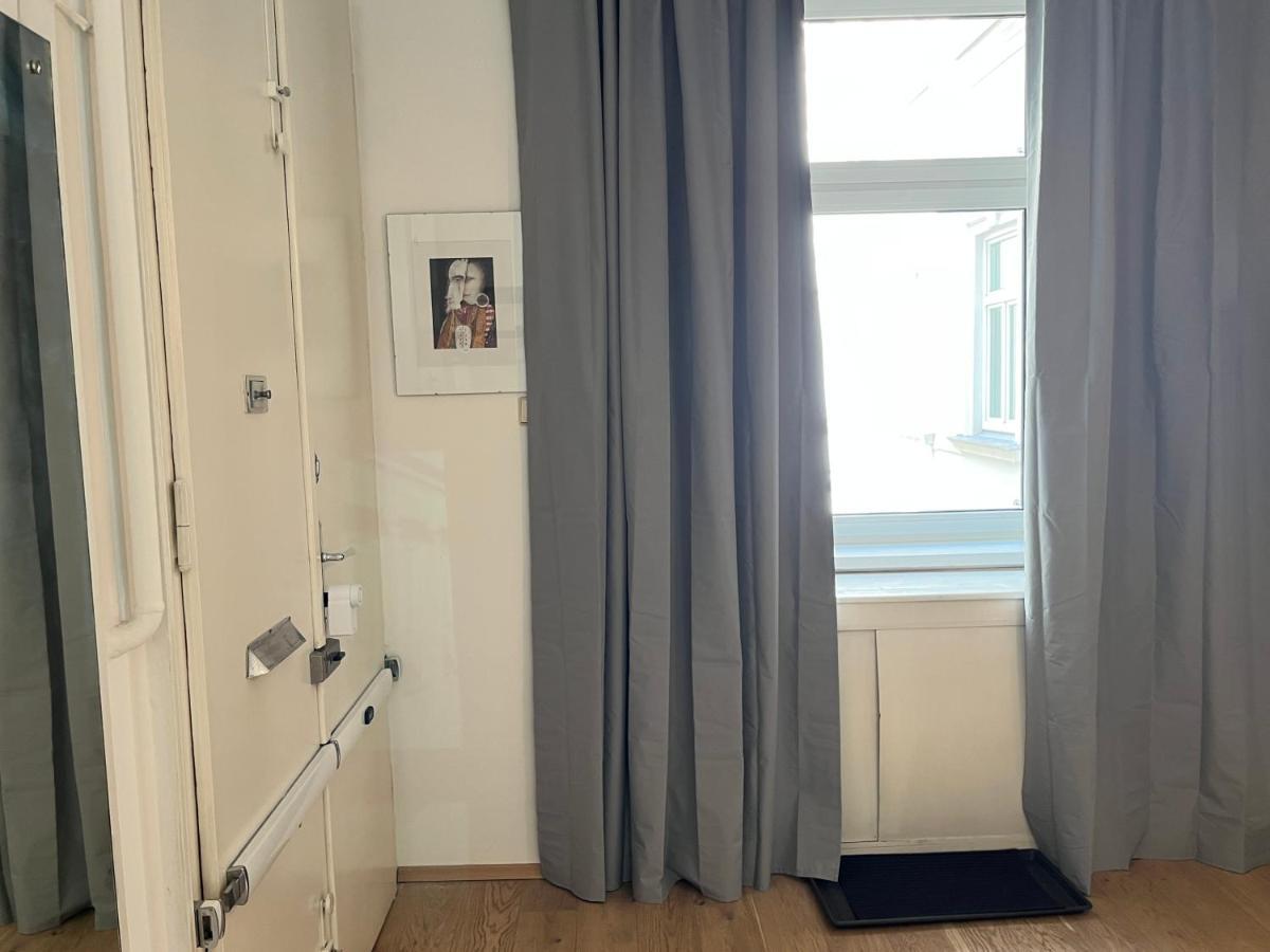 Stylish Apt Near Urania 1Br Viena Exterior foto